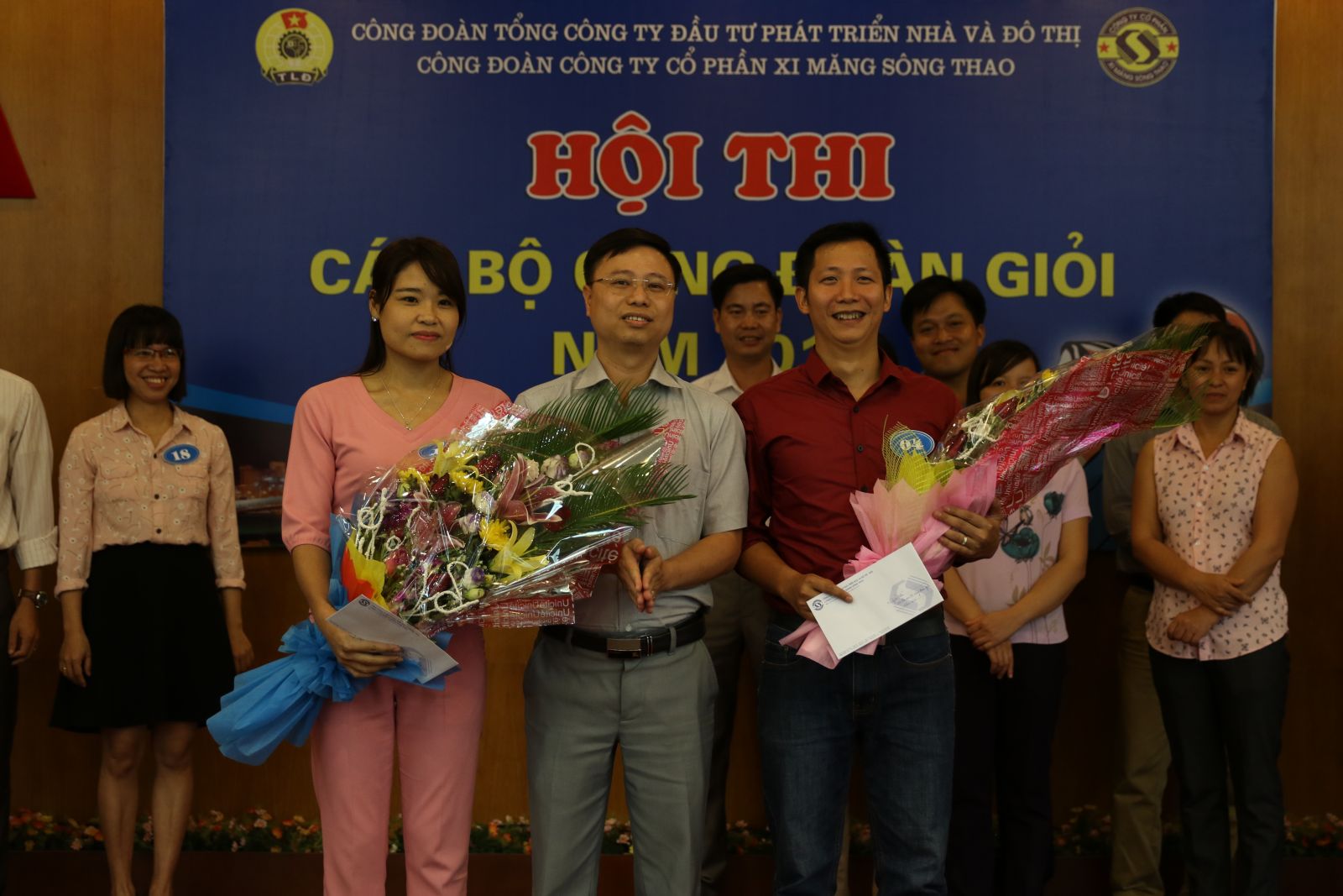 Đ/c Phạm Thành Duy, Phó chủ tịch Công đoàn Công ty trao giải cho cacsc thí sinh đạt giải nhì